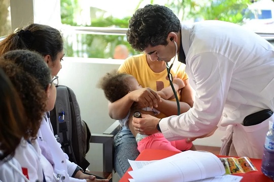 ARS Abel González lleva operativo medico gratuito a la Romana