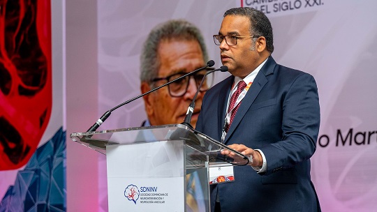 El neurocirujano Luis Suazo, presidente de la SDNINV